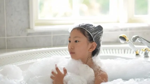 お風呂に入っている女性